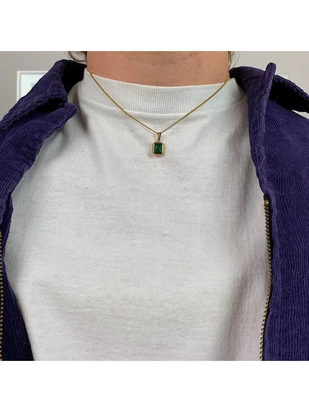Classy Gold Chain Green jewel pendant necklace. Chain is unisex. 18 inches